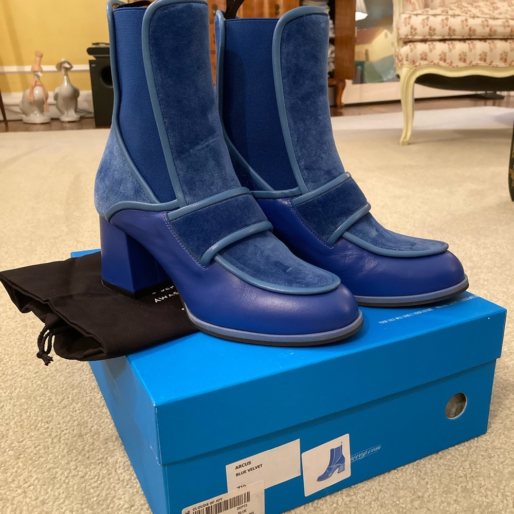 JOHN FLUEVOG Arcus Blue Velvet size 7.5.